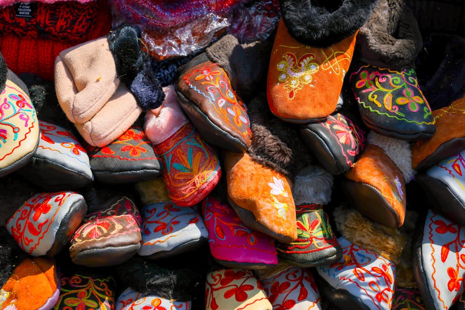 Assortiment de chaussons brodés artisanaux, mettant en valeur des motifs traditionnels et des couleurs vives.